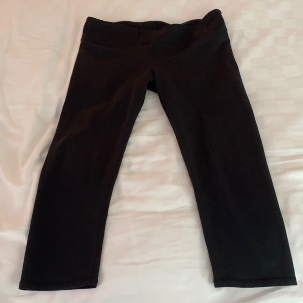 Fabletics classic black cropped leggings. Sz M EUC